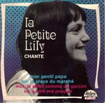 La petite Lily - Sur la place du march�